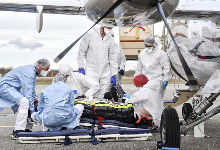Un paciente con covid en el aeropuerto de Bron cerca de Lyon (Francia). Foto AFP