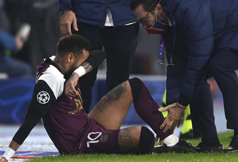Neymar se lamenta tras lesionarse. Foto: AFP