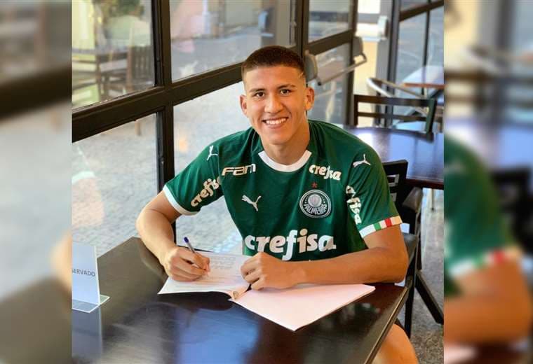 Zabala firmando su contrato con el Palmeiras. Foto: Leo Zabala