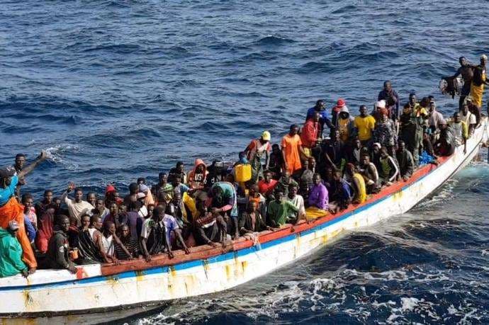 En estas precarias embarcaciones viajan los migrantes. Foto Internet