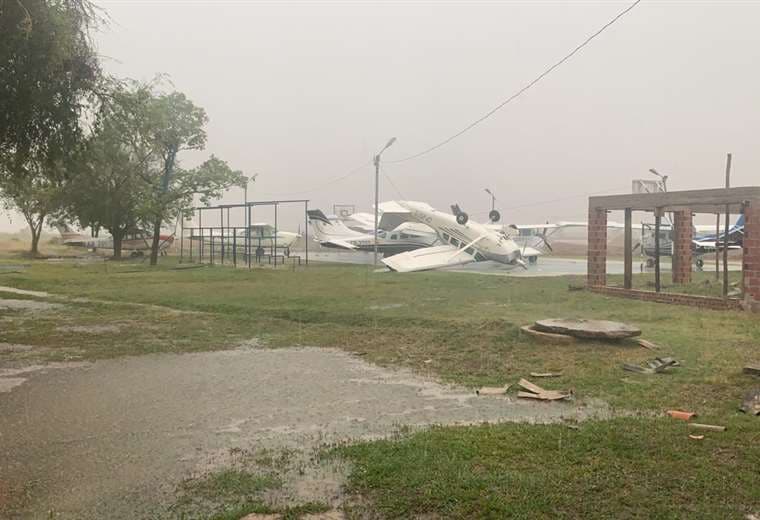 Las avionetas quedaron volcadas por los vientos en Trinidad.