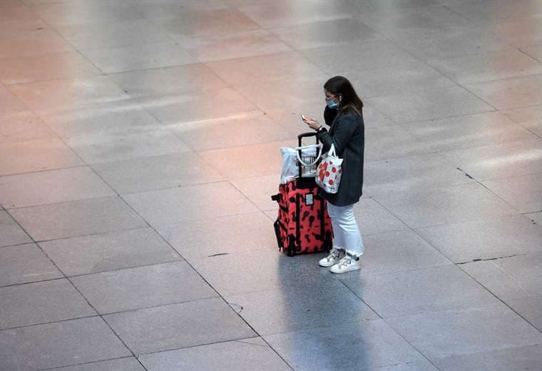 Una mujer estera el tren en la estación de Atocha (Madrid). Foto AFP