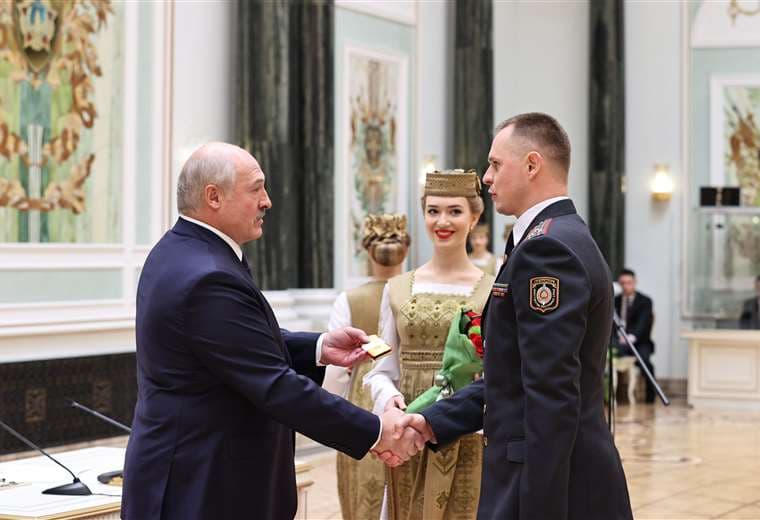 El presidente Lukashenko saluda al nuevo jefe de policía de Minsk, Mikhail Grib. Foto AFP