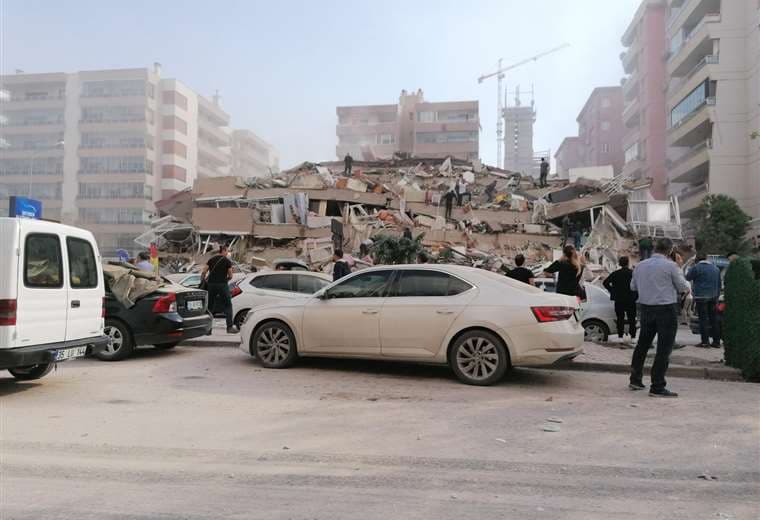 Un edificio destruido por el sismo en Turquía. Foto AFP