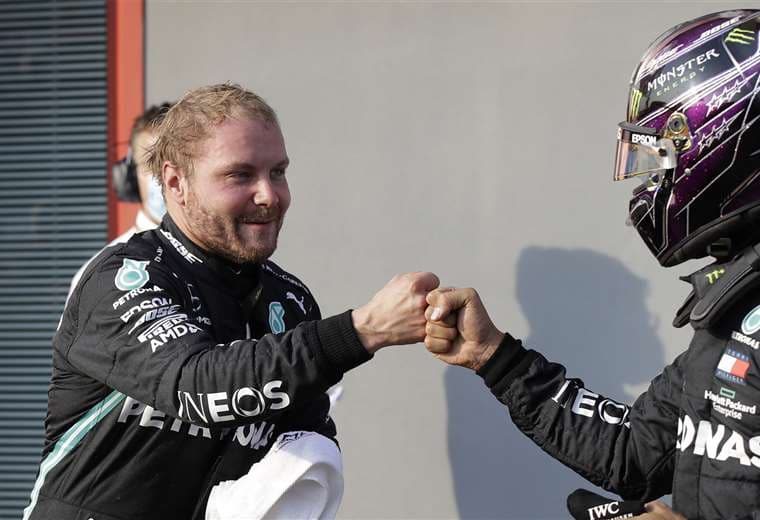 Bottas, satisfecho por su logro, saluda a Hamilton. Foto: AFP