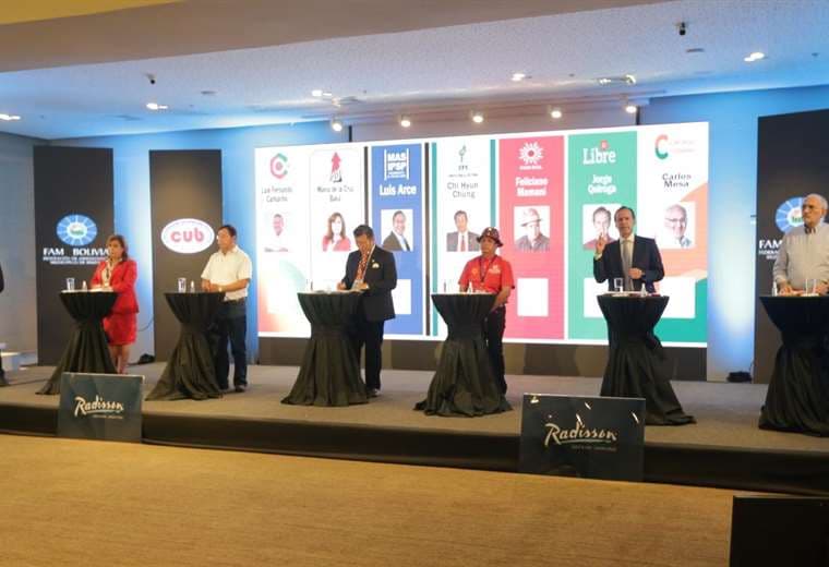 Los siete candidatos participaron del foro. Foto Fuad Landívar