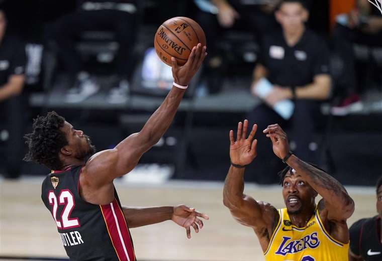 Miami vence a los Lakers y recorta ventaja en las finales