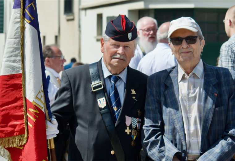 Juan Romero (de gorra blanca) durante un homenaje en Francia. Foto Internet