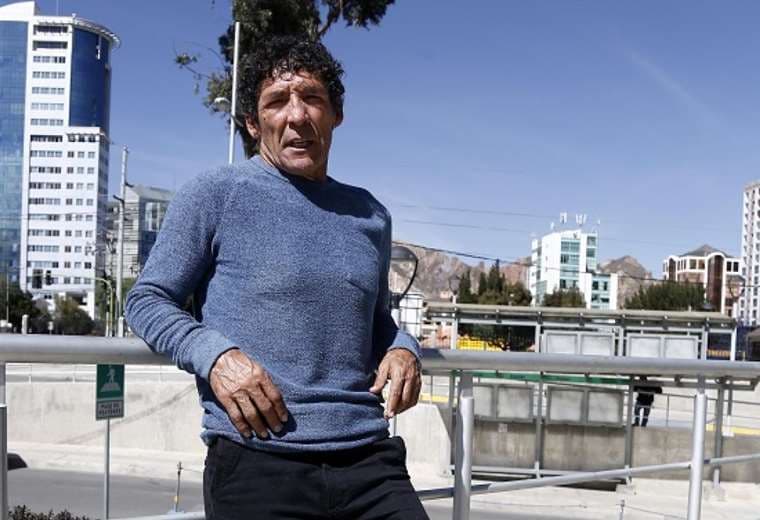 Carlos Borja, de 59 años, siempre está al pendiente de la selección. 