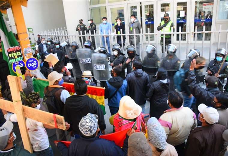 El Movimiento Emergencia Nacional para la devolución de AFP protesta en las puertas del  M
