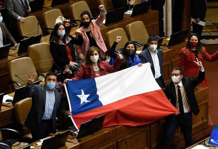 Diputados celebran aprobación de los retiros. Foto Internet