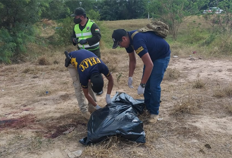 Levantamiento de un cadáver en la carretera a Pailón. Foto. EL DEBER   