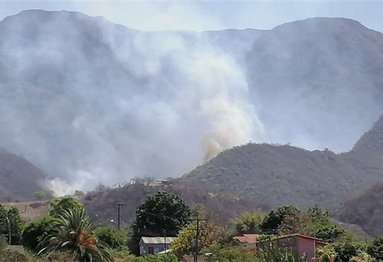 El fuego amenazó la zona urbana de Camiri. Foto. Teófilo Baldivieso 