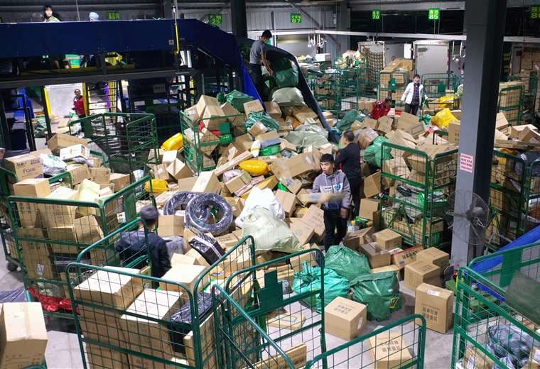 Trabajadores clasifican los paquetes para enviarlos. Foto AFP