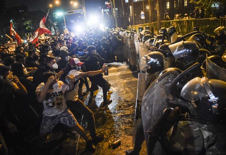La policía trata de contener la marcha en Lima. Foto AFP