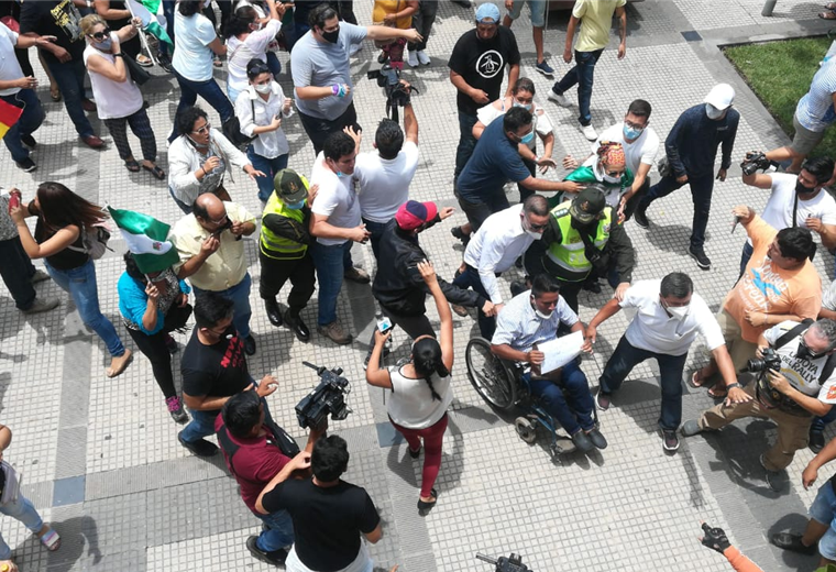  Los parlamentarios del MAS son resistidos por grupos civiles. Foto. Juan Delgadillo 