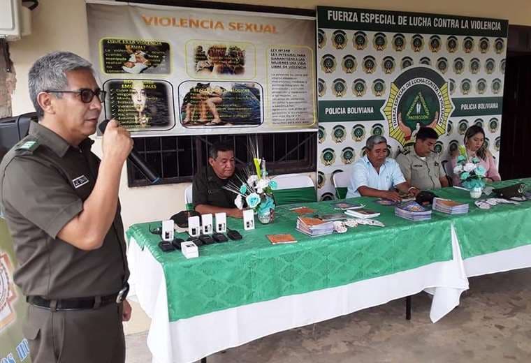 La policía de Yapacaní recibe un vehículo y equipo de comunicación