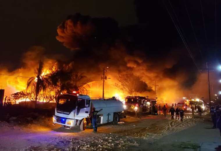 El fuego en el parque industrial I EL DEBER.
