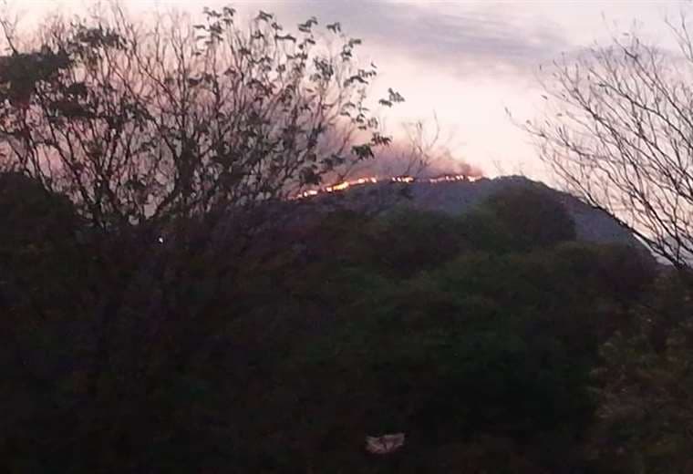 El fuego en los cerros de Camba Muerto, cerca de Abapó, preocupa a la población