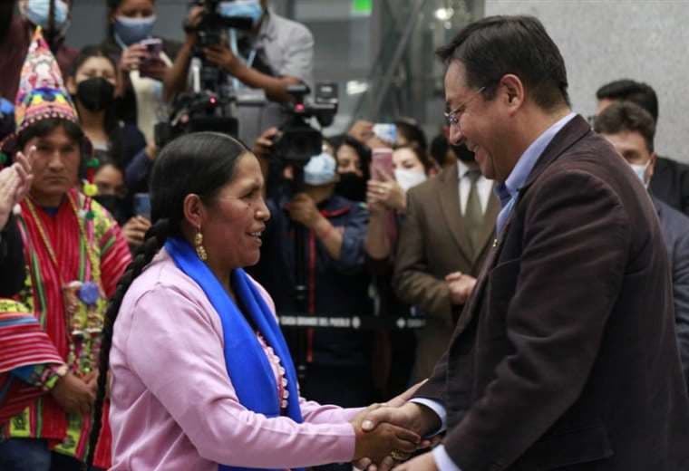 El Presidente Arce saluda a la nueva ministra, Sabina Orellana.