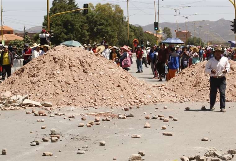 El bloqueo se mantiene en la ruta que conecta a Cochabamba con la zona occidental del país