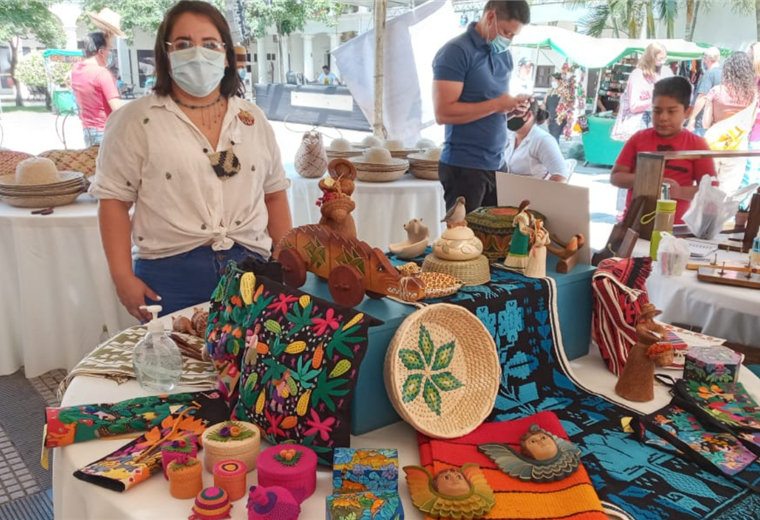 Más de un centenar de artesanos de Santa Cruz exponen sus productos.