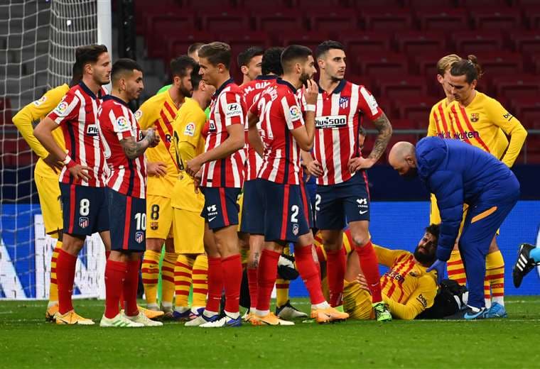 Piqué se lesionó en el partido del sábado ante Atlético Madrid. Foto: AFP