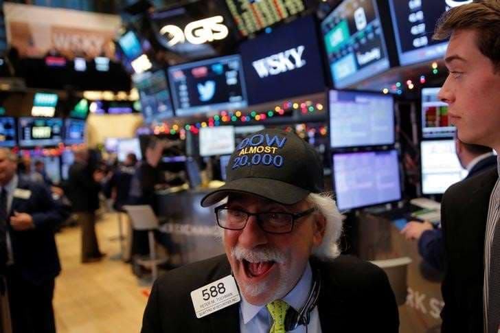 Dow Jones supera los 30.000 puntos y Wall Street cierra con ganancias 
