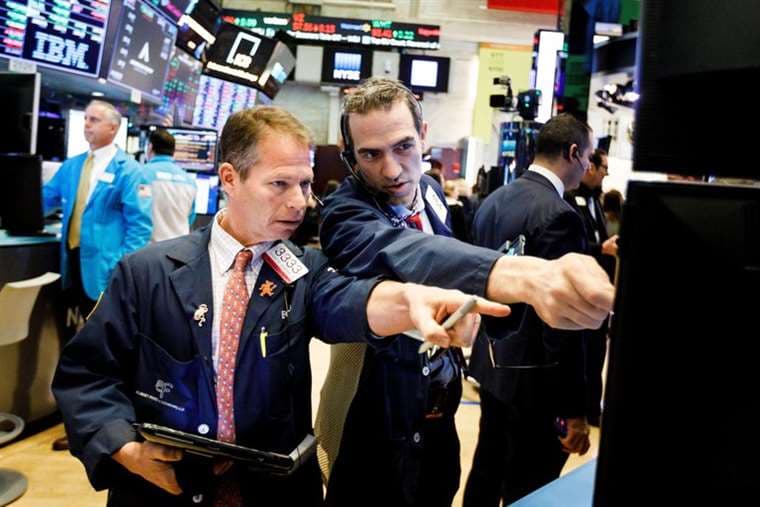 Corredores en Wall Street que abrió con bajas y alzas (Foto: EFE)