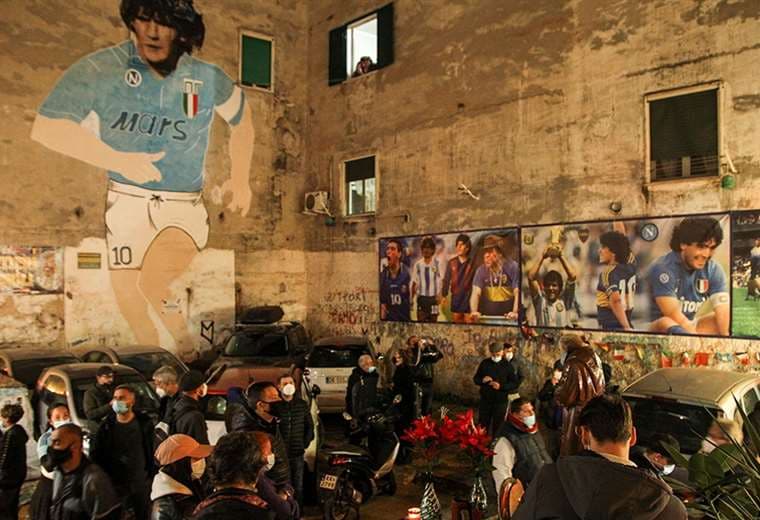 En Napoli (Italia) miles de personas recuerdan a Maradona