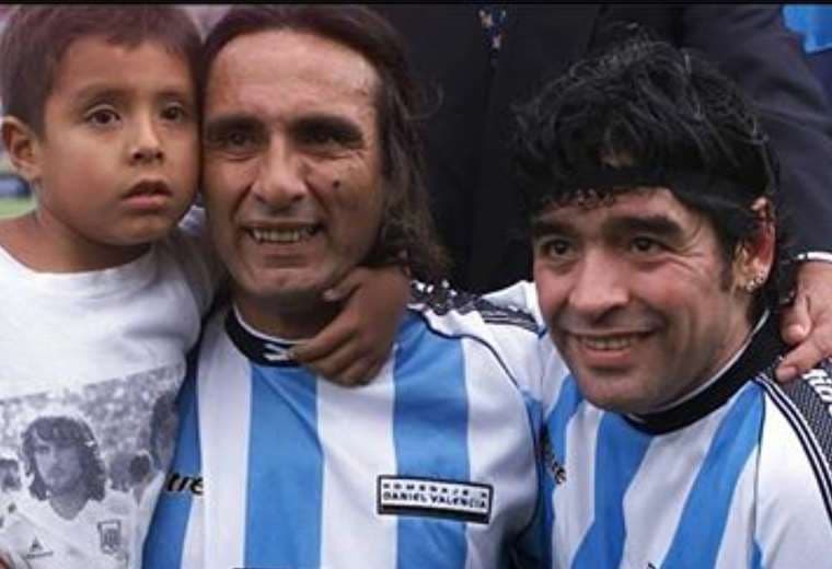 José Daniel Valencia junto a Diego Maradona