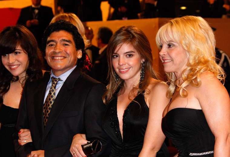 Diego Maradona con su entonces esposa Claudia Villafañe y sus hijas Giannina y Dalma