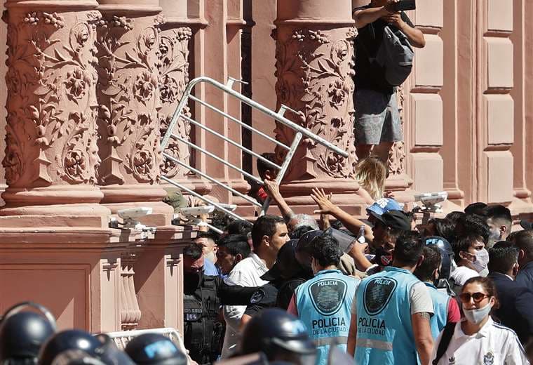 El caos en las afueras de la Casa Rosada por la gente que no pudo ingresar. AFP