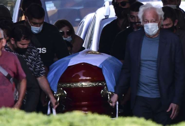 El cuerpo de Maradona descansa junto a las tumbas de sus padres. Foto: AFP
