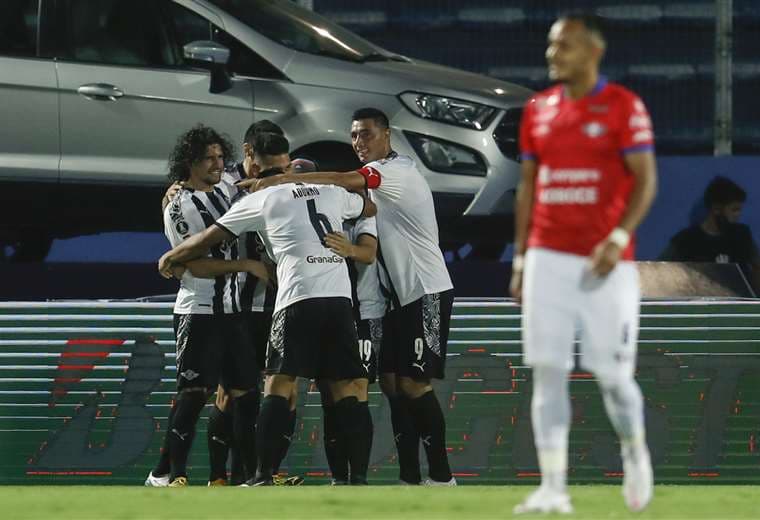 El festejo de los jugadores de Libertad tras el gol de Enciso. Foto: AFP