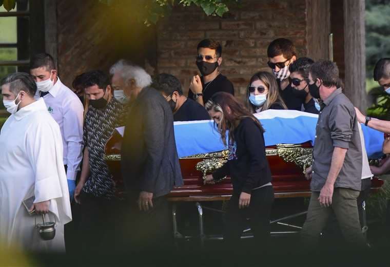 Familia y allegados cargan el ataúd de Maradona /AFP