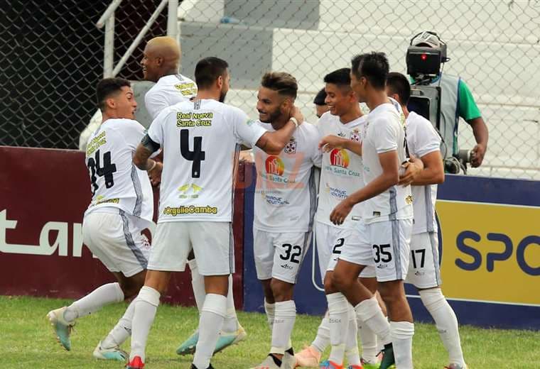 Caraballo celebrando el cuarto gol de Real Santa Cruz. Foto: Juan C. Torrejón