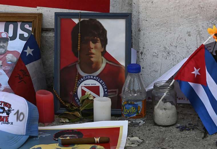Los hinchas le rinden homenaje a Maradona en las calles de Buenos Aires. Foto: AFP