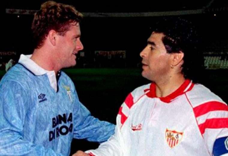 Paul Gascoigne saluda a Diego Maradona 