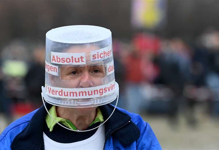 Un manifestante contra las nuevas restricciones en Alemania. Foto AFP