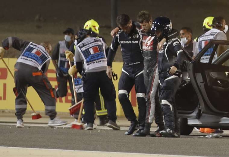 Grosjean sale con ayuda de la zona del accidente