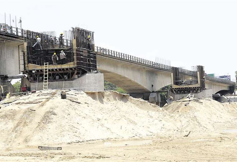 Puente paralelo en construcción en el Urubó/Foto: Fuad Landívar