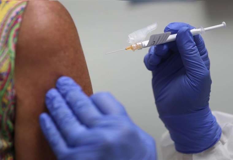 Próximamente, el Gobierno definirá la vacuna que llegará a Bolivia. Foto referencial