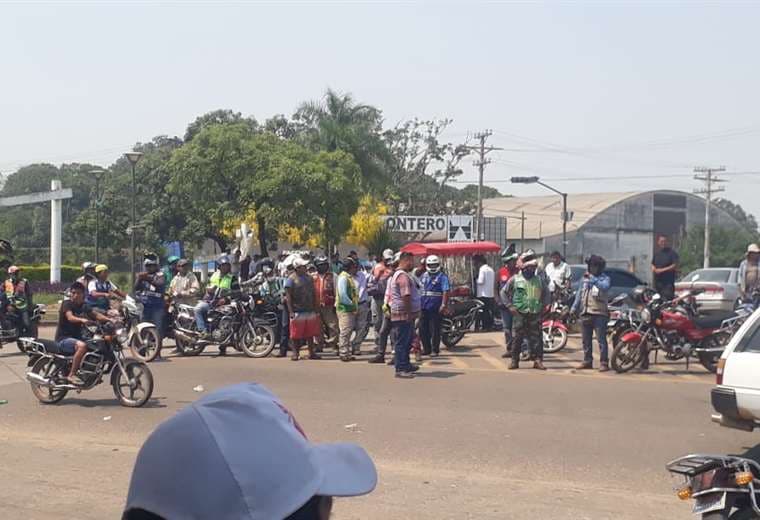 Mototaxistas desbloquean a la altura de Warnes