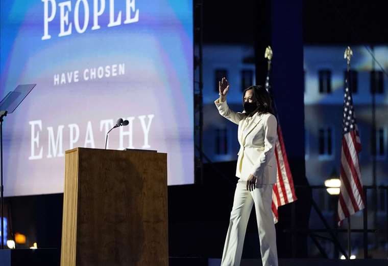 Kamala Harris luce un traje de Carolina Herrera en su primer acto como vice electa