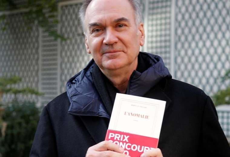 Le Tellier posa en el jardín de la editora Gallimard después de recibir el premio