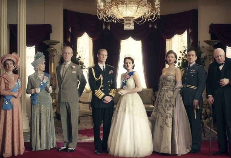 Integrantes de la familia real británica en una escena de la serie The Crown