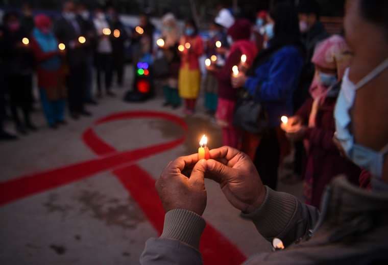 Voluntarios encienden velas en un evento de sensibilización en Nepal /Foto: AFP