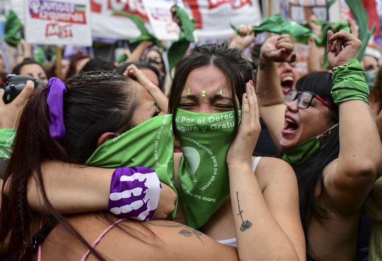 Miles de mujeres de pañuelo verde hicieron vigilia en los alrededores del Congreso