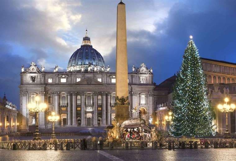 Uno de los árboles y pesebres más famosos del mundo está en la plaza del Vaticano